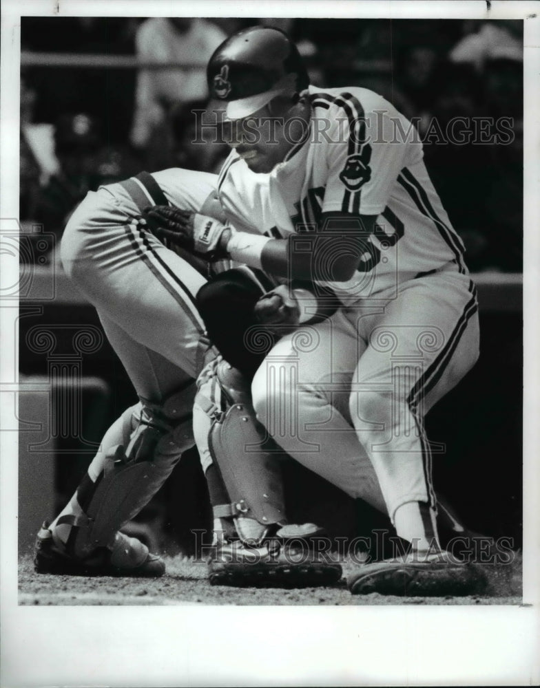 1989 Press Photo Joe Carter Slams Into Detroits Matt Nokes as he Tried to Score - Historic Images