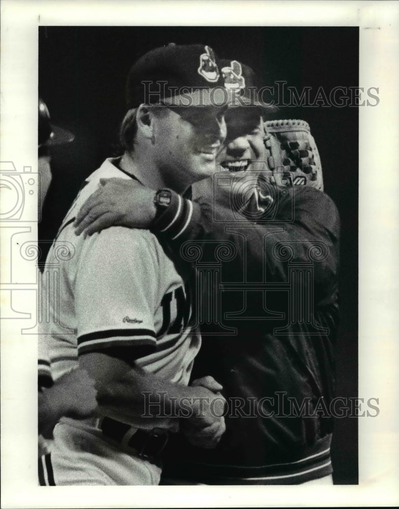 1988 Press Photo Doc Edwards &amp; Greg Swindell Smile After his Shutout - cvb49391- Historic Images