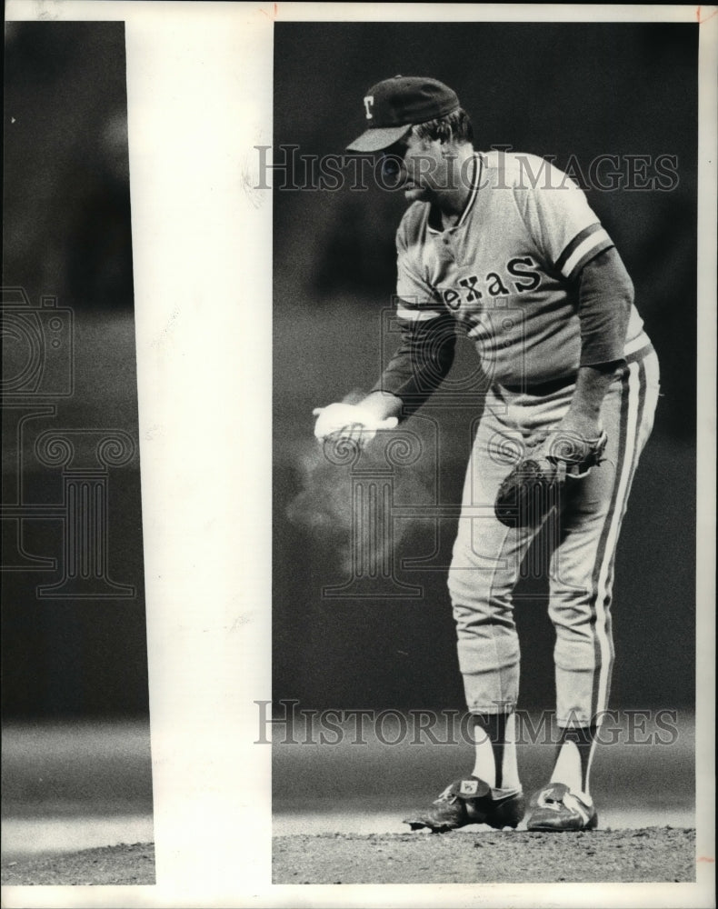 Press Photo Texas Baseball player at the baseball field - cvb49434 - Historic Images