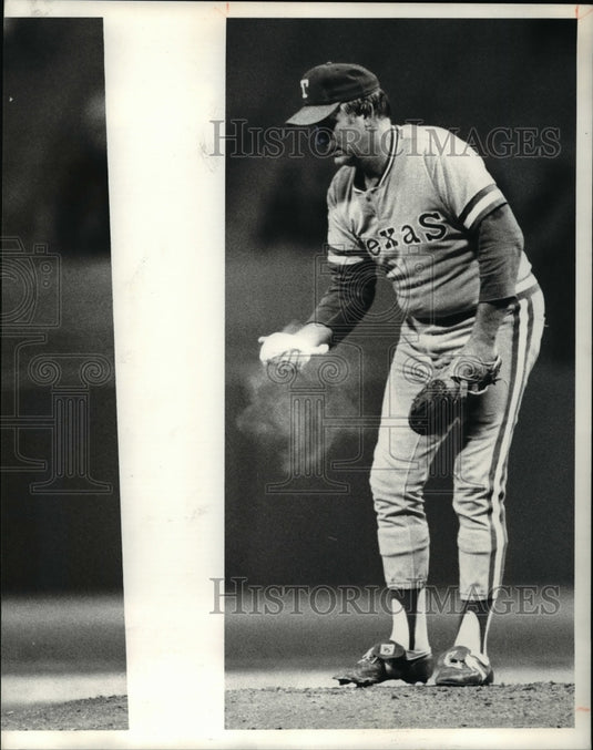 Press Photo Texas Baseball player at the baseball field - cvb49434 - Historic Images