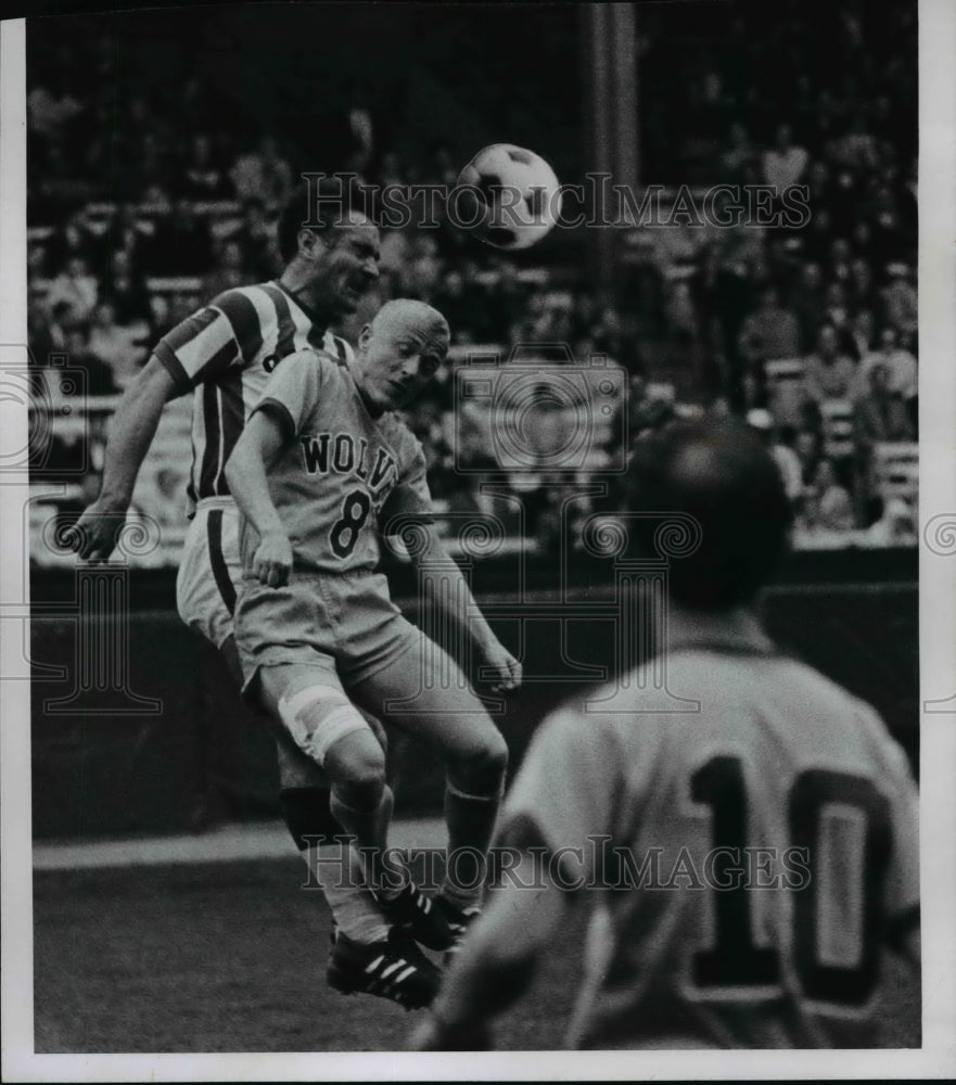 1968 Press Photo Stokers&#39; Ruben Navarro outjumps Leif-Dag Werneid - cvb49462 - Historic Images