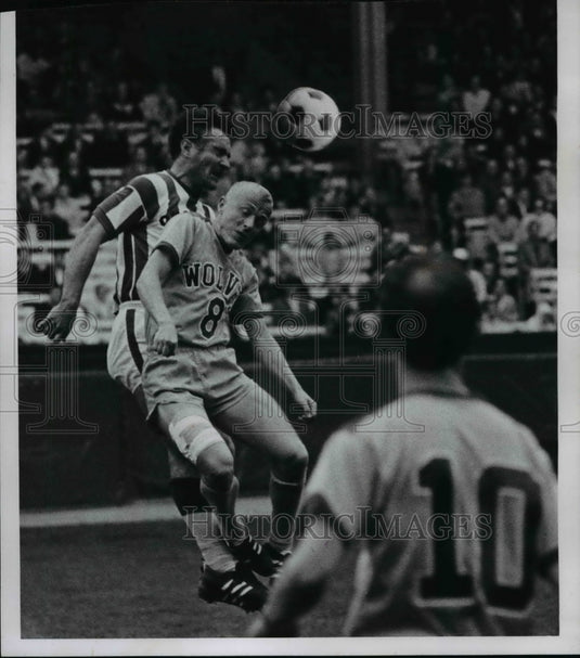 1968 Press Photo Stokers' Ruben Navarro outjumps Leif-Dag Werneid - cvb49462 - Historic Images