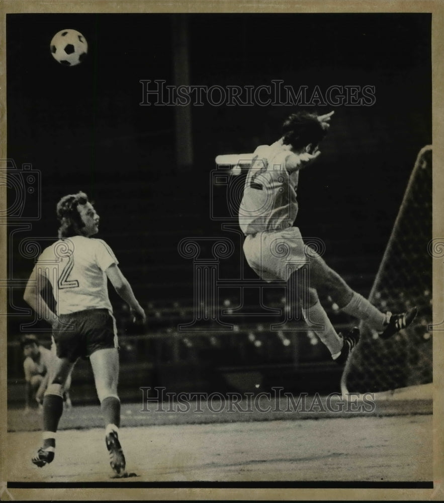 1975 Press Photo Jerzy Wyrobek booms a shot as Antoni Szymanowski move downfield - Historic Images