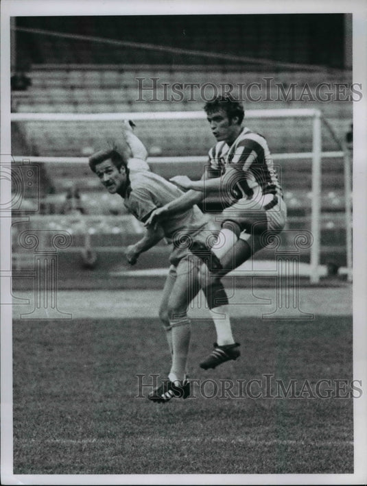 1968 Press Photo John Brookes of Stokers in air in 3-2 loss to Wolves - Historic Images