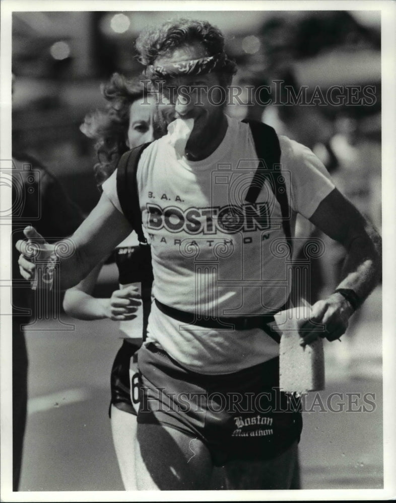 1985 Press Photo A Runner with his Hands &amp; Mouth Full - cvb49525 - Historic Images