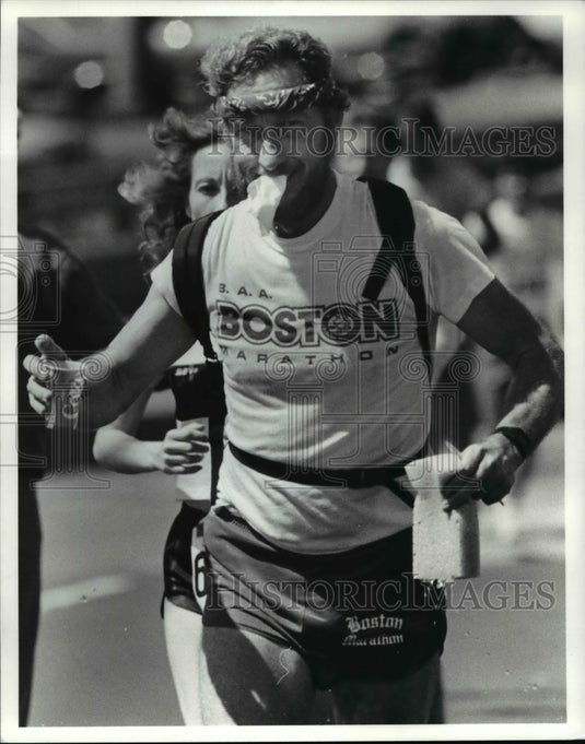 1985 Press Photo A Runner with his Hands & Mouth Full - cvb49525 - Historic Images