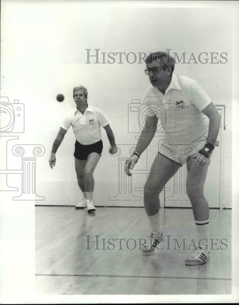 1981 Press Photo Tom Mawby and Dick Waldo, Hand Ball Beechwood Back Wall- Historic Images