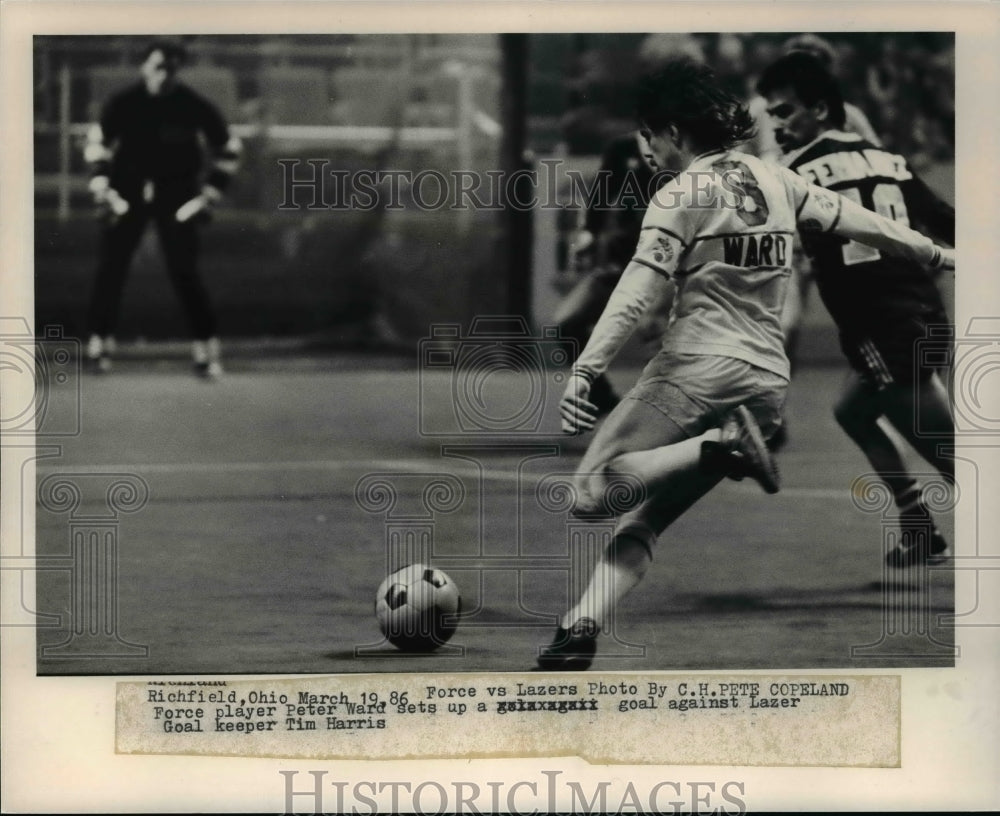 1986 Press Photo Force player Peter Ward sets up goal against Lazer goal keeper - Historic Images