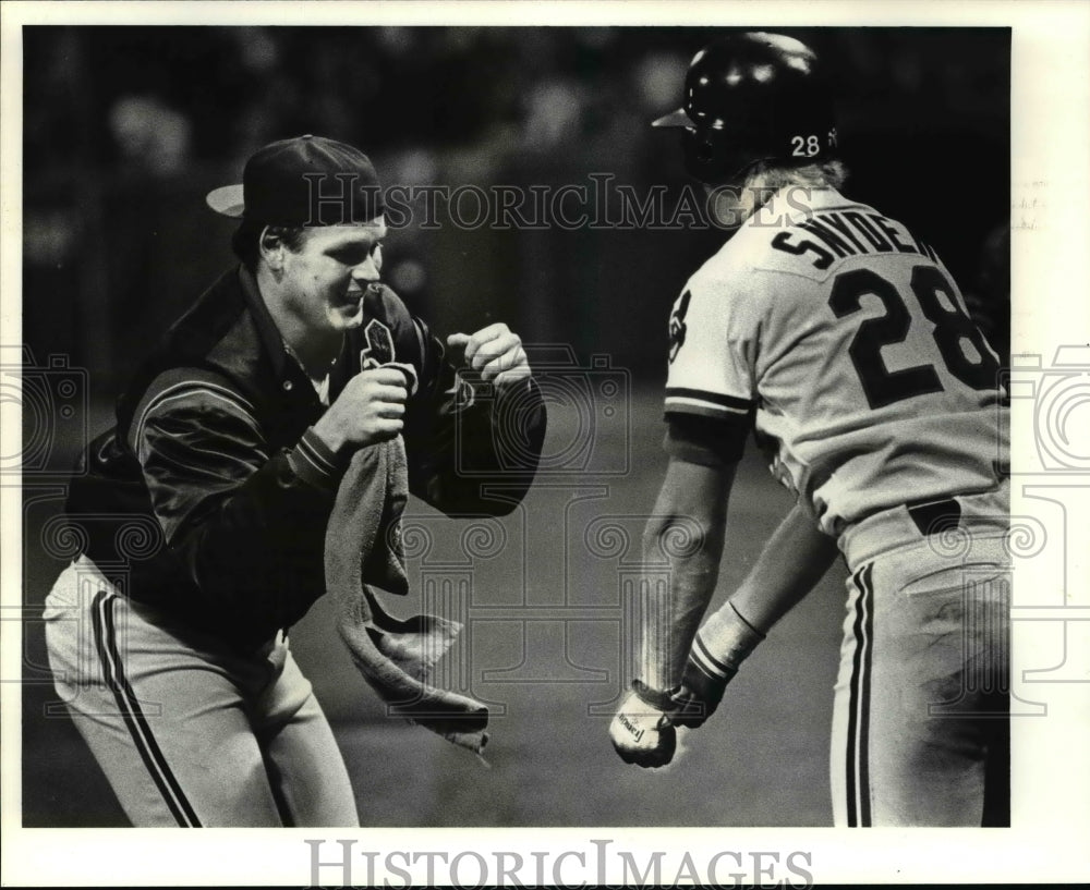1988 Press Photo Greg Swindell who pitched a 2 hit game and Cory Snyder - Historic Images