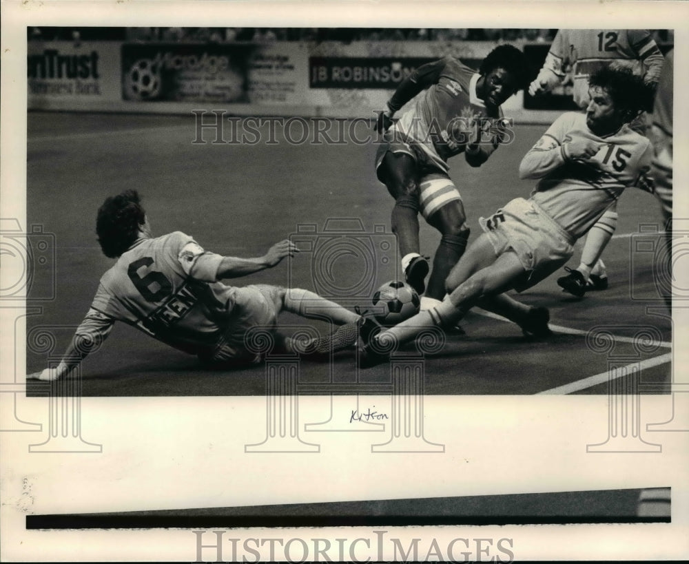 1986 Press Photo Mike Sweeney and Benny Dargle vs Paul Kitson - cvb49655 - Historic Images