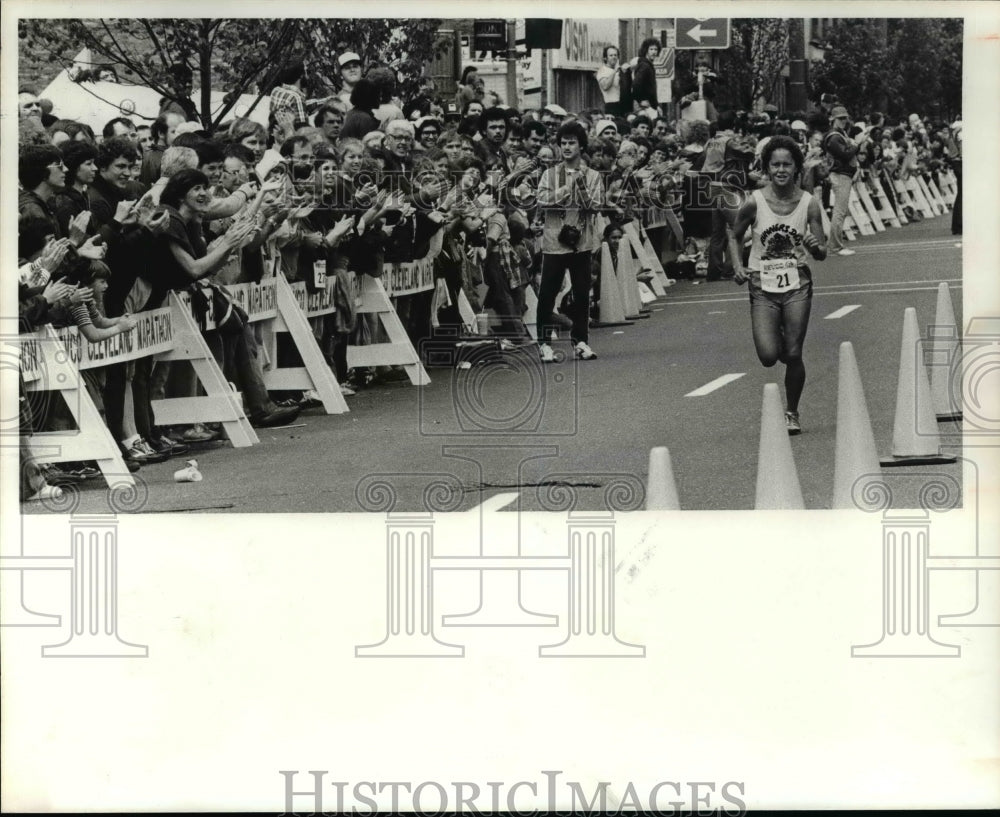 1980 Press Photo Linda Dowkelar, First Lady Finishes in Marathon - cvb49692 - Historic Images