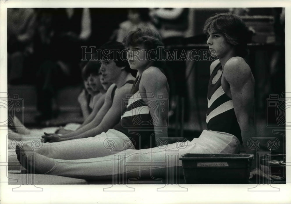 Press Photo Jay Riedel watches his teammates perform - cvb49735 - Historic Images