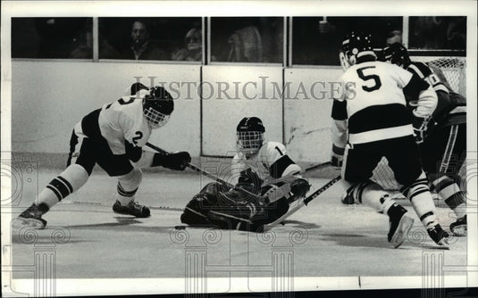 1984 Press Photo Tim Fitz Goes After the Puck at the Feet of Mike Heckman - Historic Images