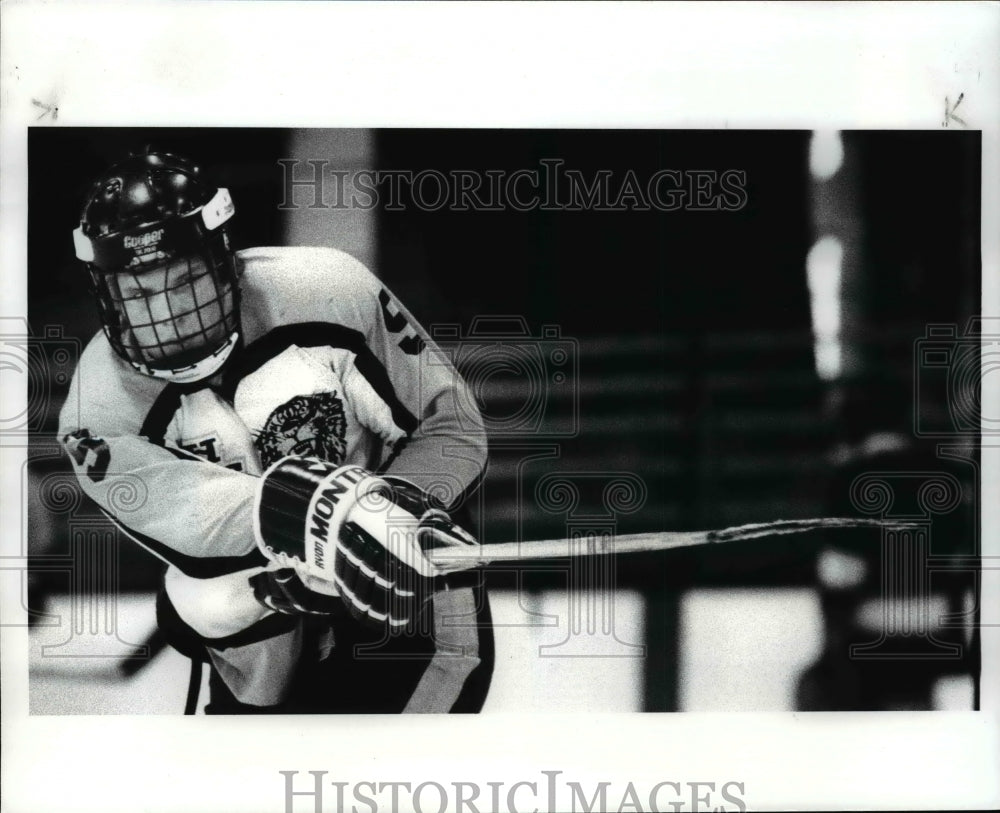 1986 Press Photo Center Pat Bauman follows through on a shot in practice - Historic Images