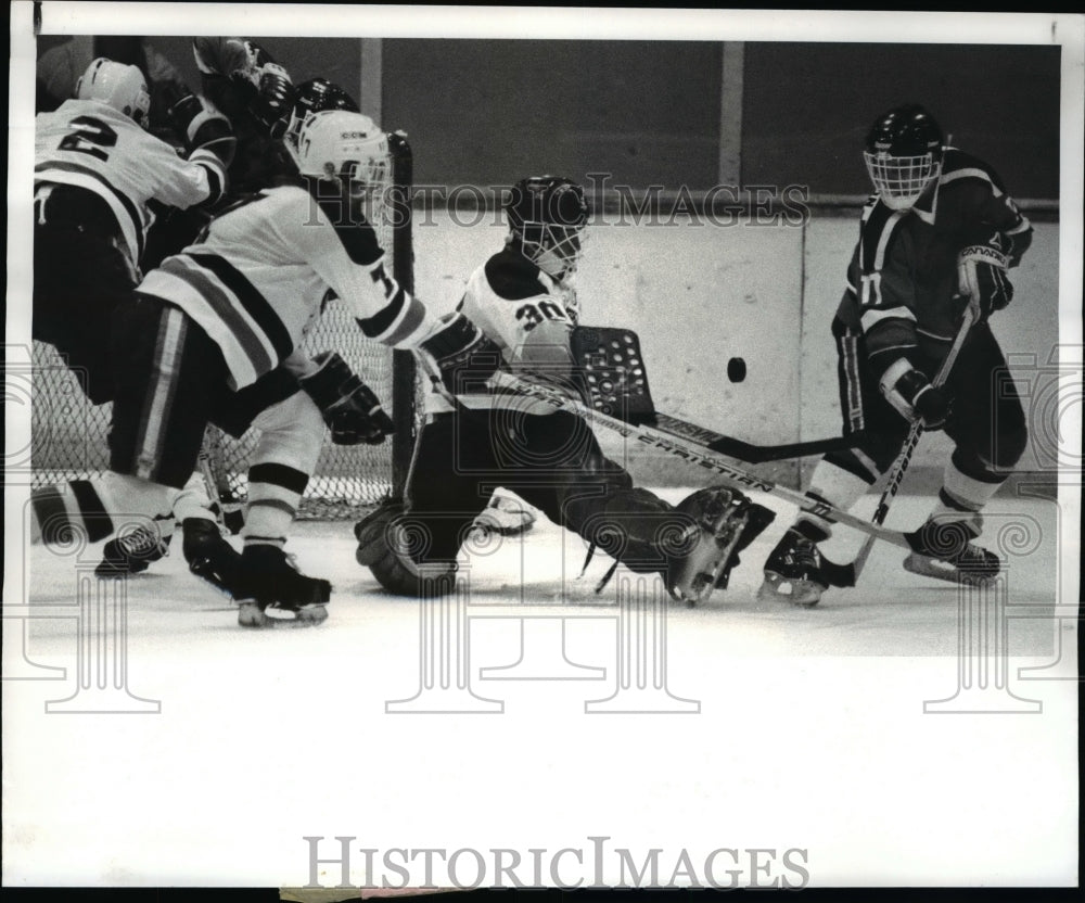 1983 Press Photo Padua goalie Tim Holdsworth deflects puck in second period - Historic Images