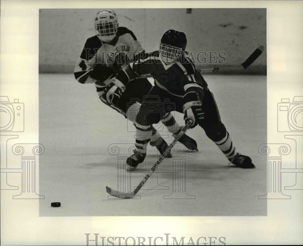 1983 Press Photo N.O .Ed Arscot reaches for puck in first period - cvb49773 - Historic Images