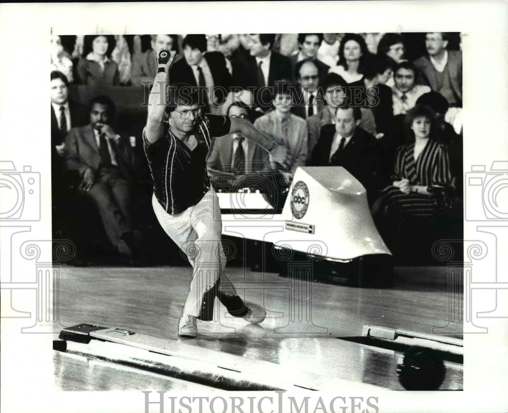 1985 Press Photo Ernie Schlegel-Lite Beer Open Bowling - cvb49796 - Historic Images