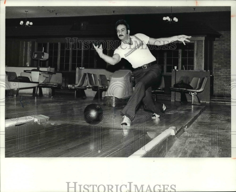 1980 Press Photo Don Sanzo bowling at Painesville lanes - cvb49797- Historic Images