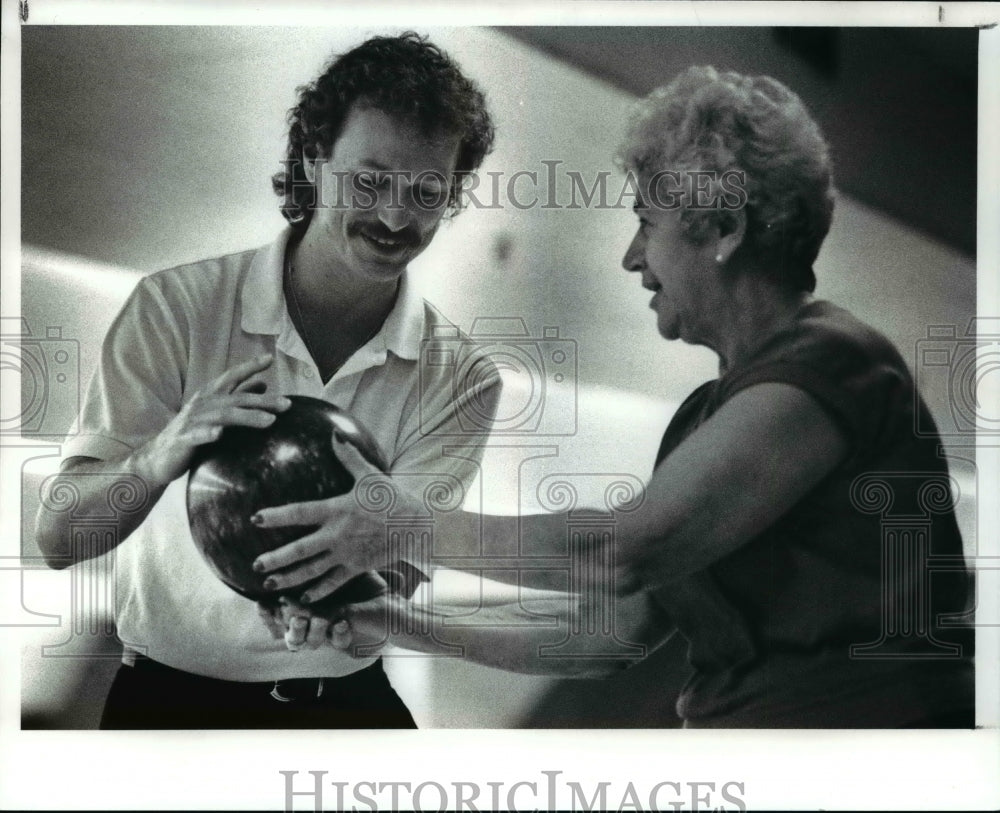 1989 Press Photo Pro Bowler Don Sylvia and student bowler Jo Ferris - cvb49798 - Historic Images