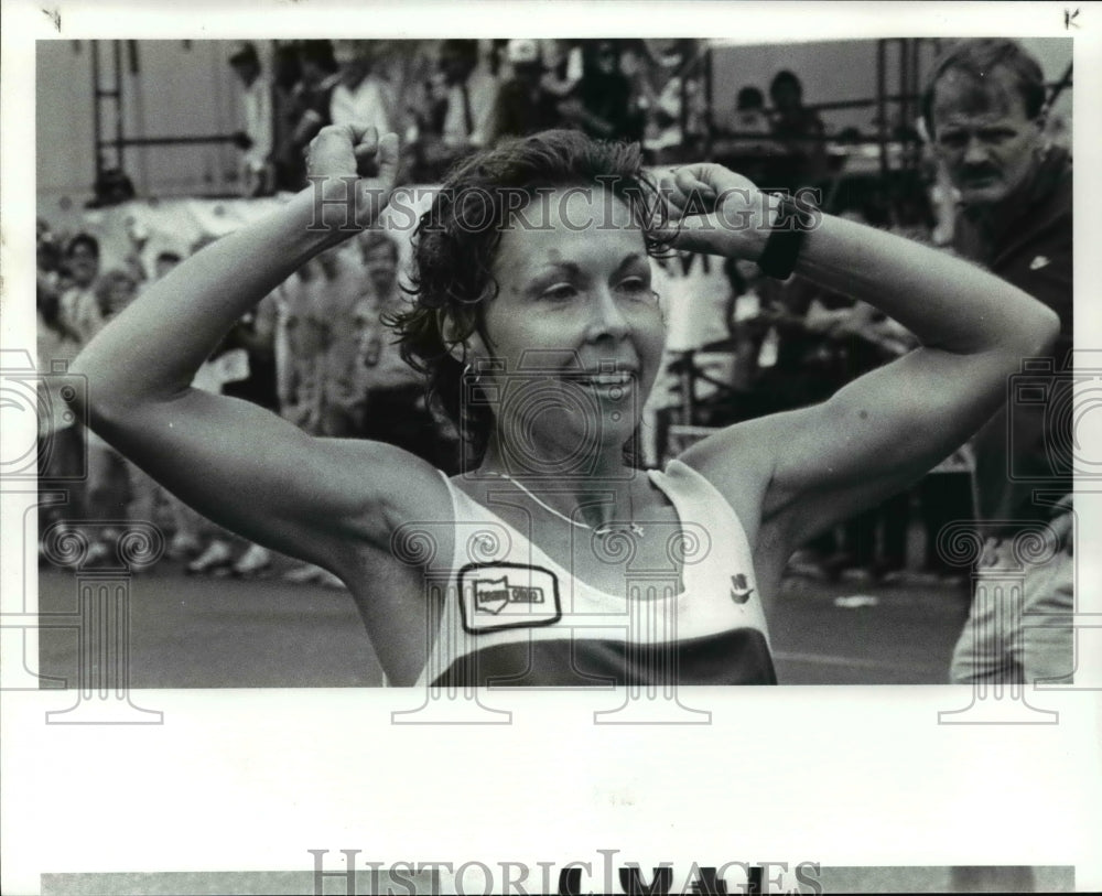1986 Press Photo Marathon Winner Jane Buch at finishline - cvb49823 - Historic Images