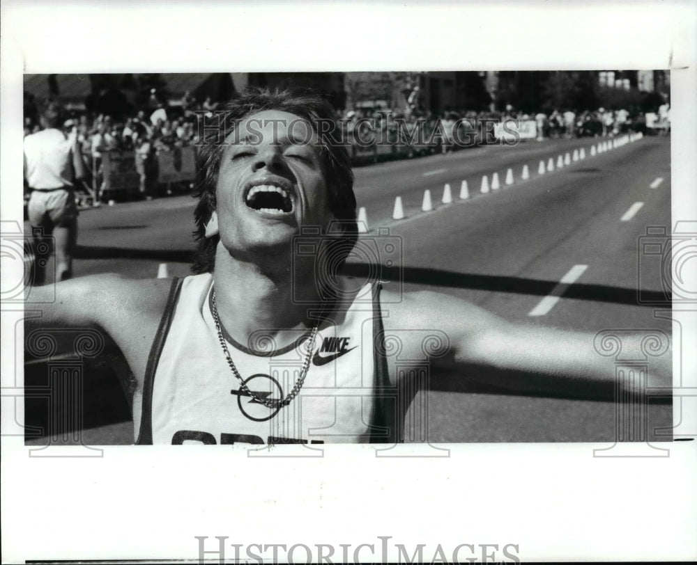 1989 Press Photo Marathon winner Eddy Hellenbuyck - cvb49833 - Historic Images