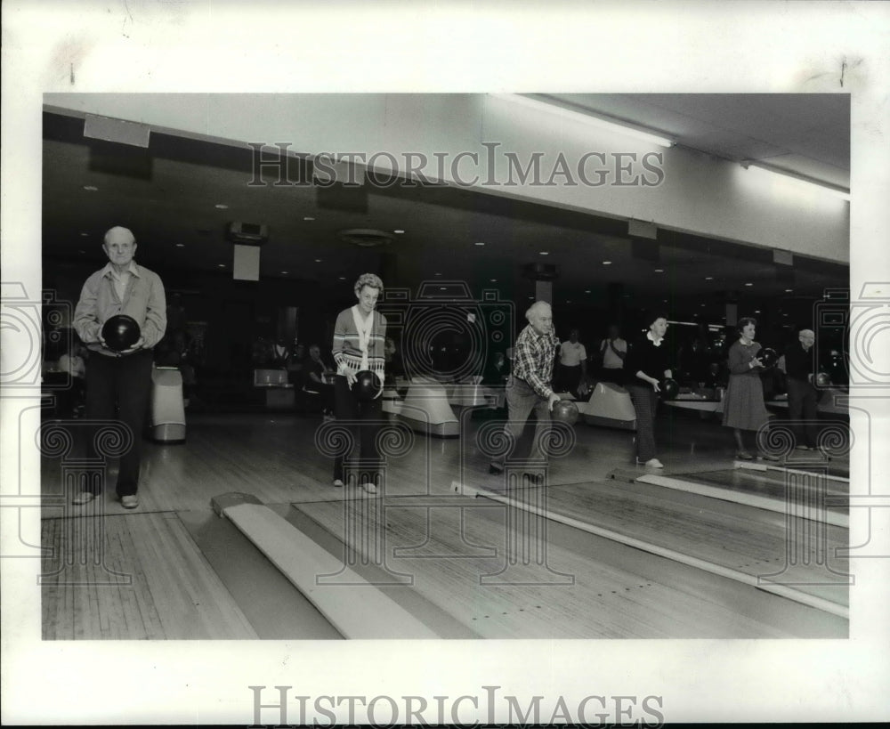 1985 Press Photo Westgate Lanes, senior citizen man and women's bowling league- Historic Images