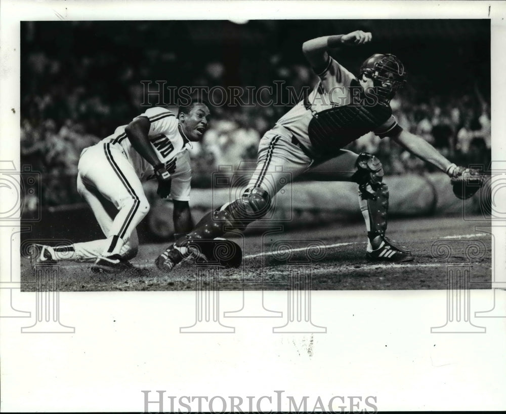 1989 Press Photo Joe Carter is calle dout at the plate on a force play- Historic Images