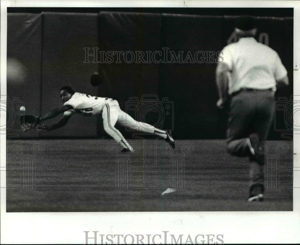 Press Photo Carter dives for a ball in the outfield - cvb49859 - Historic Images