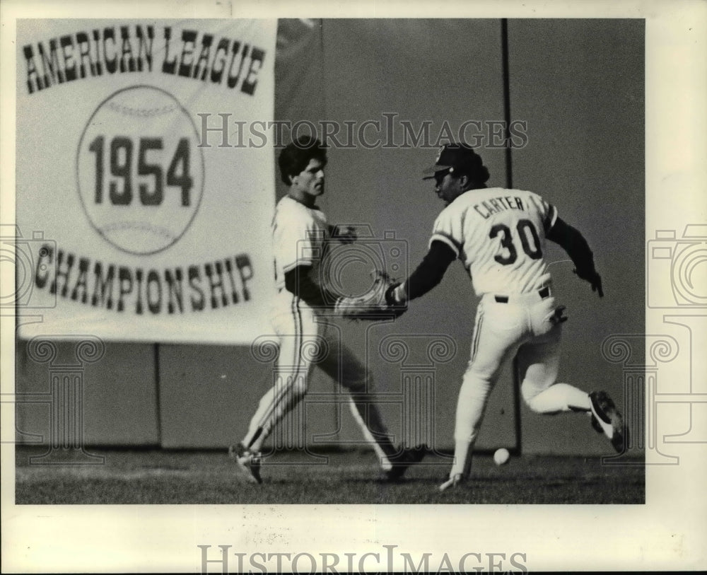 1986 Press Photo Joe Carter (R) drops a line drive hit by Chet Lemon - cvb49862 - Historic Images
