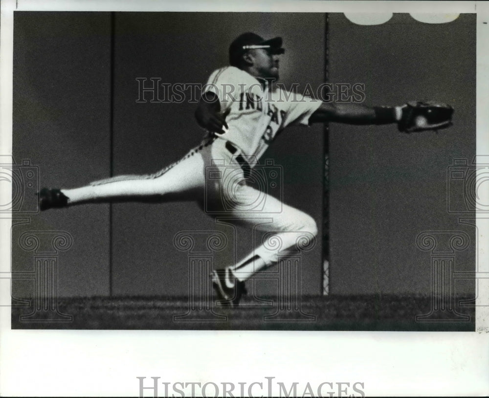 1989 Press Photo Joe Carter grabs a spectacular catch of hit by Jim Eisenreich- Historic Images