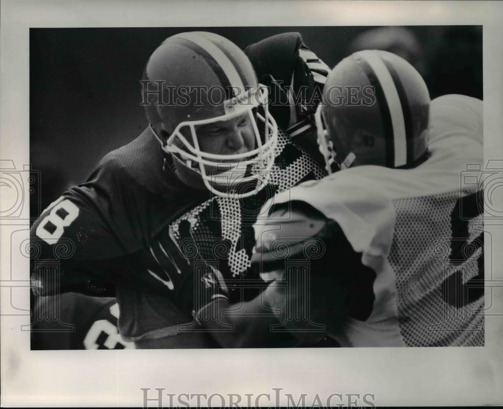 1991 Press Photo Offensive lineman Rob Woods, battle John Hines during practice - Historic Images