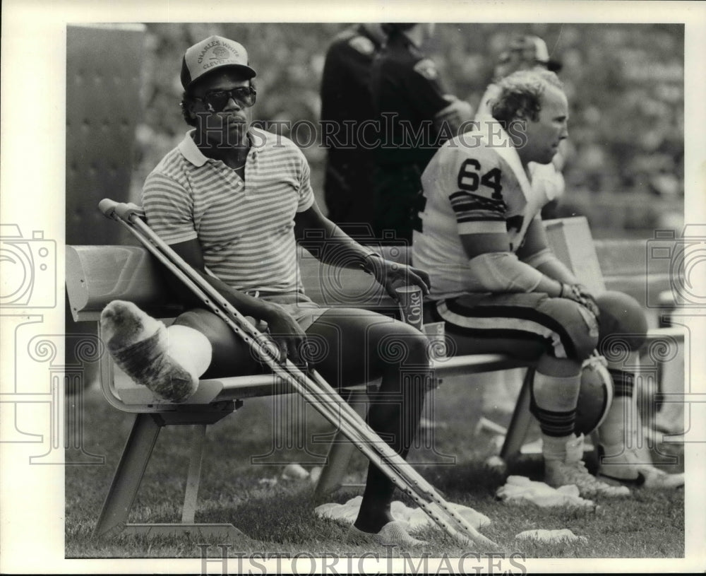 1983 Press Photo Injured Charles White watches the game from the sidelines - Historic Images