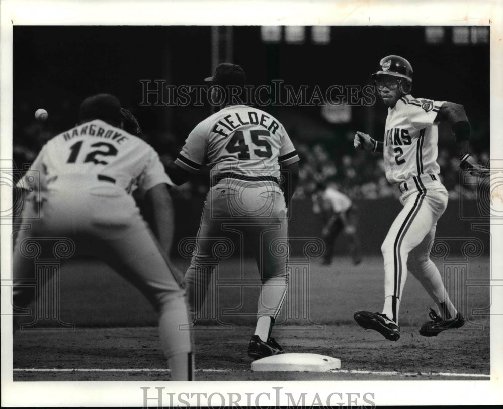 1990 Press Photo: Alex Cole, #2, Jumps back to 1st base - Cleveland Indians - Historic Images