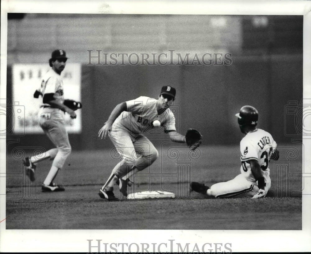1986 Press Photo:Joe Carter is safe on a steal at second base, Cleveland Indians - Historic Images