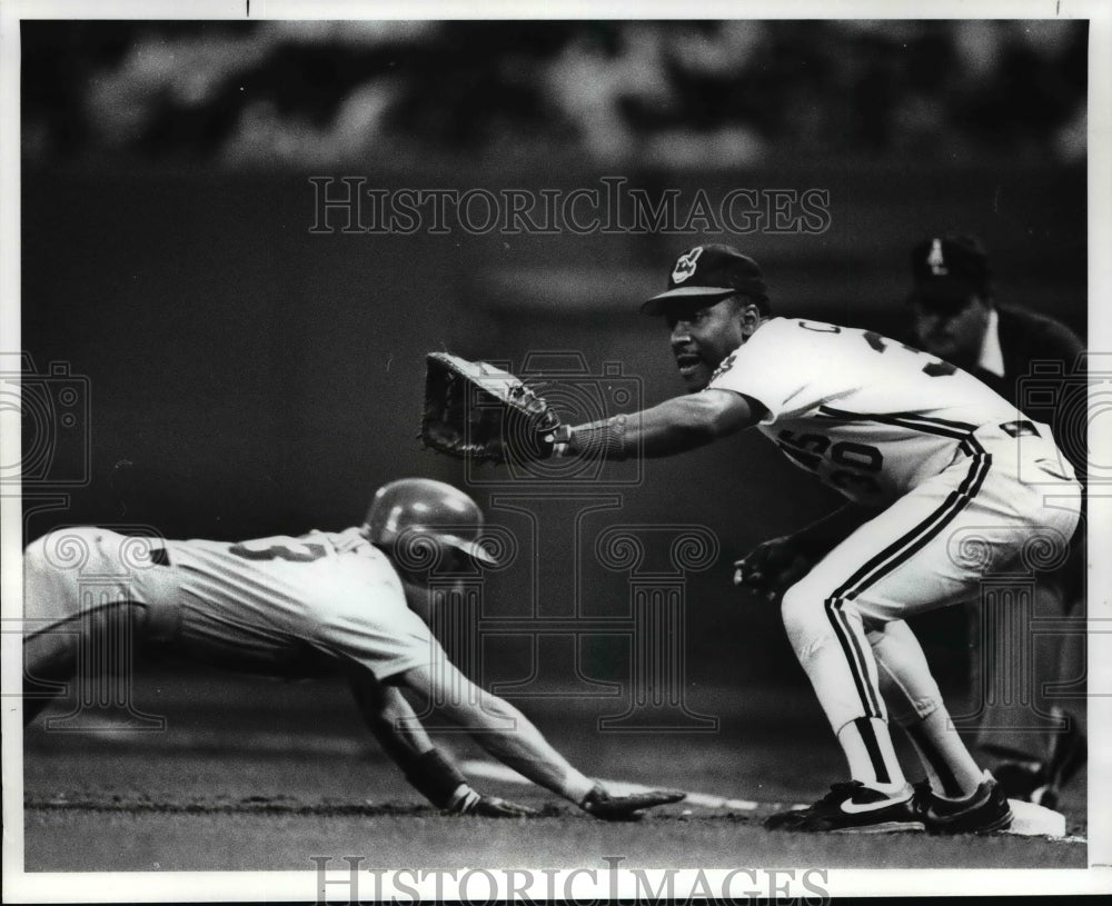 1989 Press Photo: Joe Carter holding Omar Vizquel at first base. - cvb49913 - Historic Images