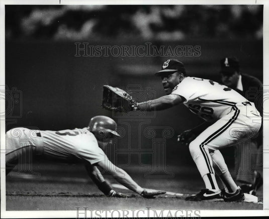 1989 Press Photo: Joe Carter holding Omar Vizquel at first base. - cvb49913 - Historic Images