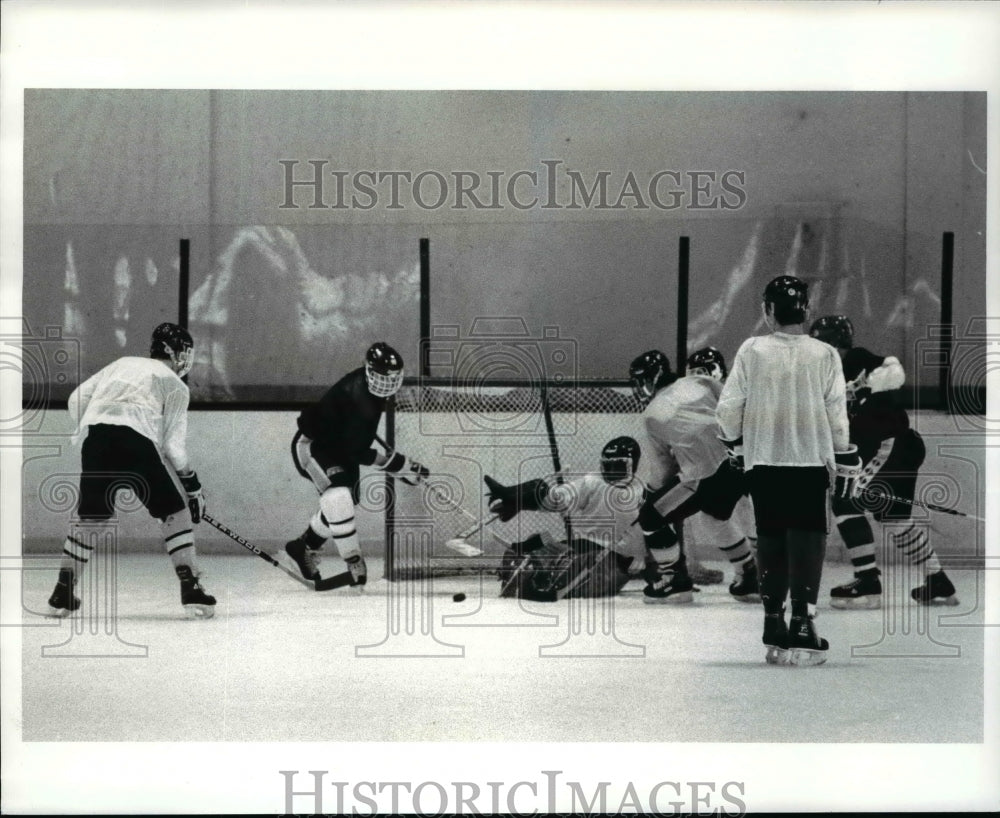 1986 Press Photo Cleveland Heights High Hockey practice session - cvb49950 - Historic Images