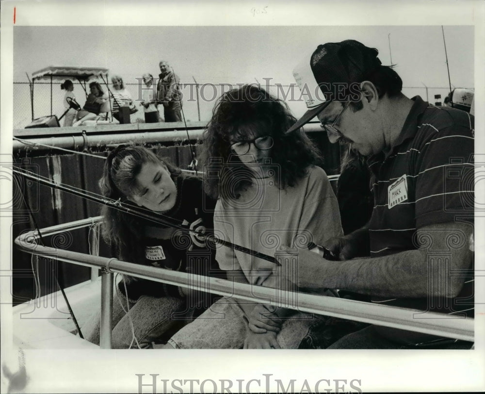 1990 Press Photo Mark Lewis shows Jeanette Jones &amp; Jennie Hines stringing a pole - Historic Images