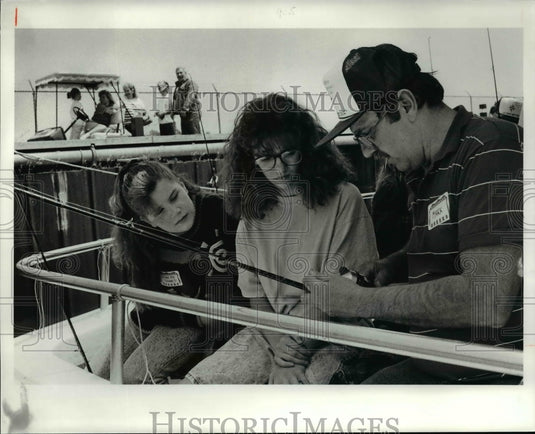 1990 Press Photo Mark Lewis shows Jeanette Jones & Jennie Hines stringing a pole - Historic Images
