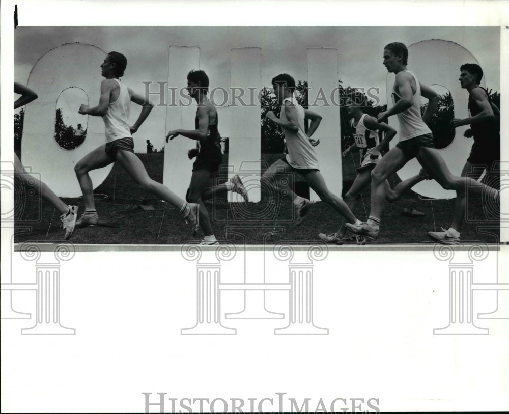 1990 Press Photo The First Lap of the Male Intermediate 3000m Race - cvb49978 - Historic Images