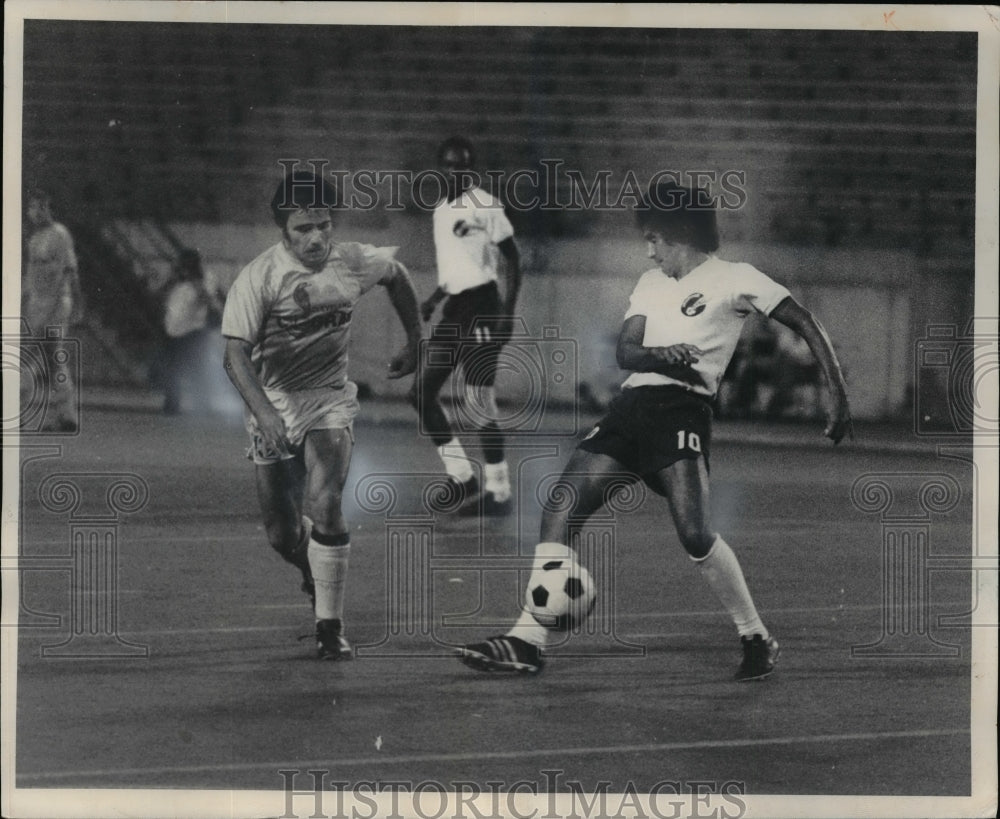 1975 Press Photo Miquel Perrichou Trying to Break Uo Foot Pass - cvb49994 - Historic Images