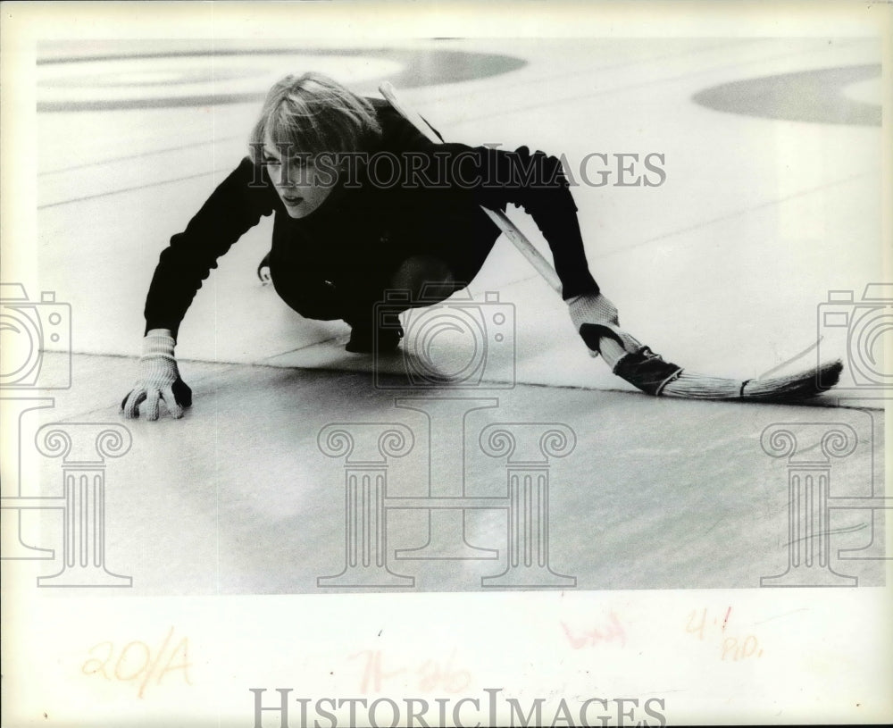 1979 Press Photo Kathy Cameron Watching her Shot - cvb50050 - Historic Images