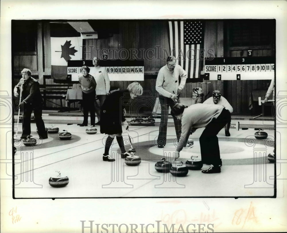 1979 Press Photo Kathy and Husband Carl Cameron Sweep as Dr, Farner Watches - Historic Images