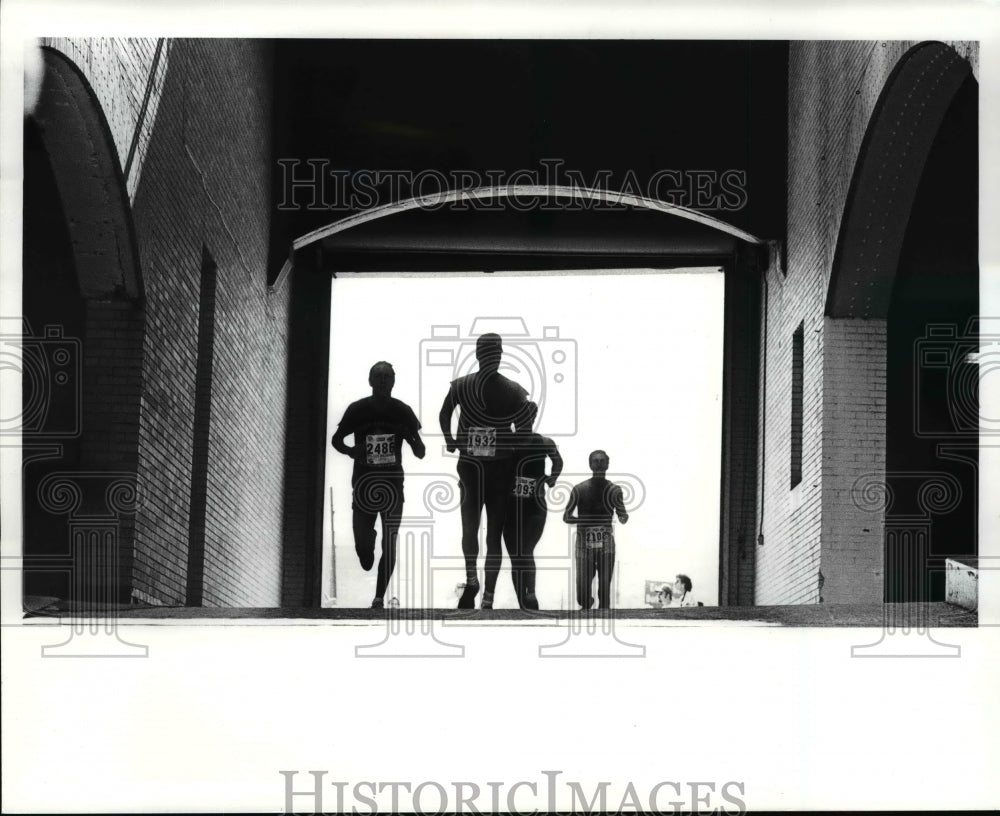 1986 Press Photo Runners at the final leg - cvb50072 - Historic Images