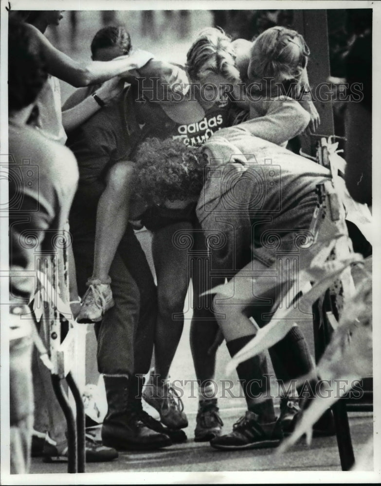 1982 Press Photo Kitty Consolo on first aid at the finish line - cvb50231 - Historic Images