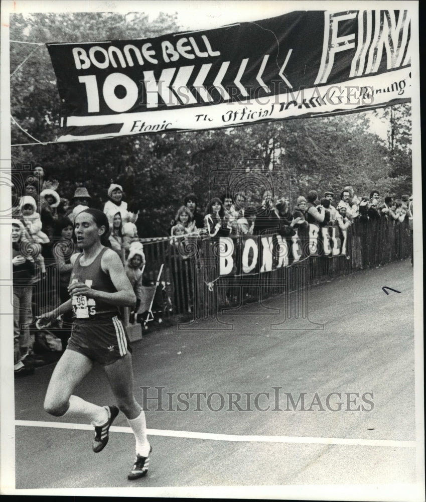 1980 Press Photo Gorg Merrill on Bonne Bell 10 k finish line - cvb50235 - Historic Images