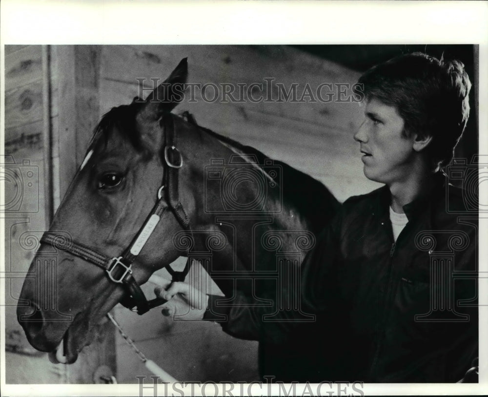 1985 Press Photo Assistant Trainer Randy Mayfield with Encolure - cvb50241 - Historic Images