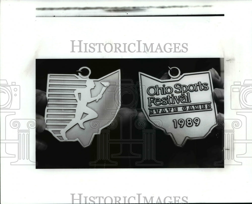 1989 Press Photo Front and back of medal- after Ohio Sports Festival finals - Historic Images
