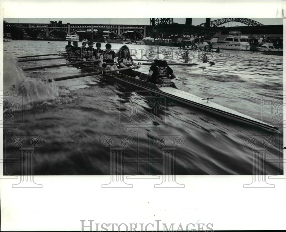 1990 Press Photo One to One Fitness crew- Miller Draft Rowing League race event - Historic Images