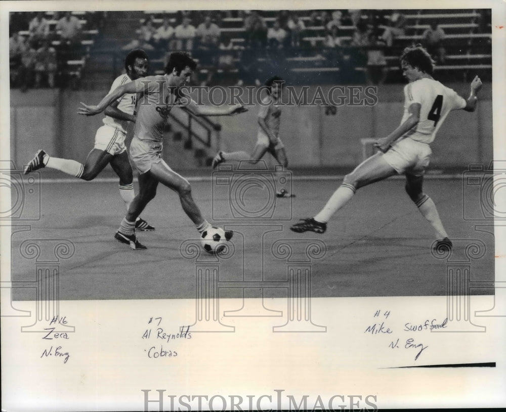1977 Press Photo Al Reynolds, Mike Swofford-soccer action - cvb50321 - Historic Images